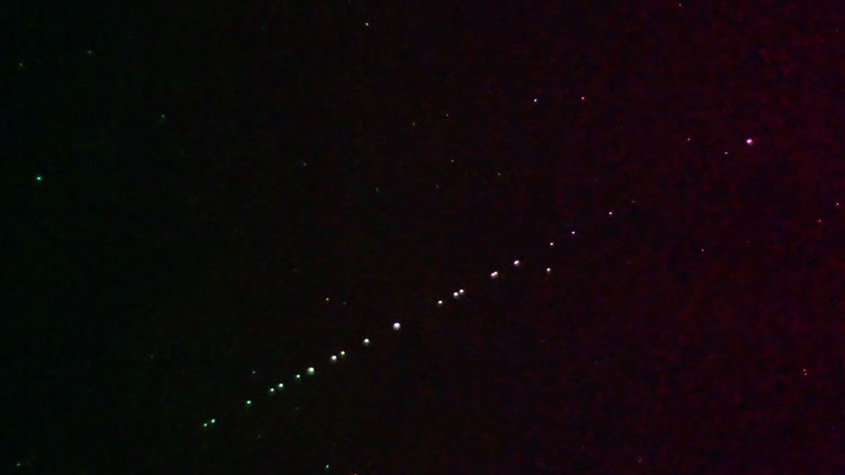 Starlink es un proyecto del multimillonario Elon Musk, que se define como una constelación de miles de satélites de pequeño tamaño que orbitan a altitudes entre 450 y 1200 km y pretenden dar cobertura de Internet a nivel planetario.