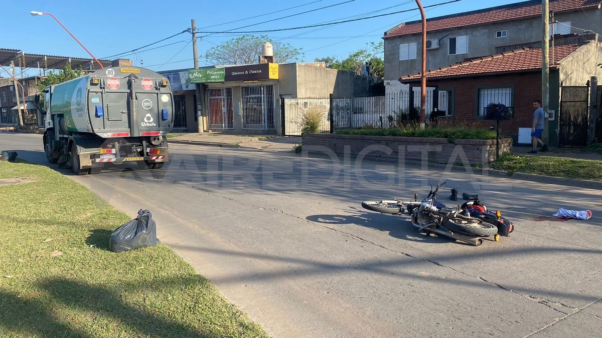 Un motociclsta chocó de atrás a un camión barredor