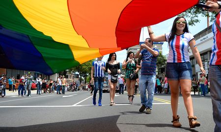 Son 1.140 las familias homoparentales en Costa Rica según el comisionado presidencial para la población LBGTI de aquel país. Son 1.140 las familias homoparentales en Costa Rica según el comisionado presidencial para la población LBGTI de aquel país.