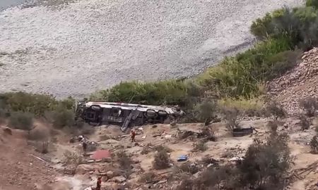 Así quedó el colectivo tras el vuelco en Arequipa, Perú. Así quedó el colectivo tras el vuelco en Arequipa, Perú.