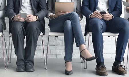La permanencia y el desarrollo laboral de las mujeres se ven obstaculizados por una desigualdad de género estructural latente. La permanencia y el desarrollo laboral de las mujeres se ven obstaculizados por una desigualdad de género estructural latente.