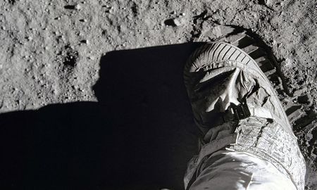 La foto original del pie de Aldrin en la Luna. La primera huella registrada en 1969. La foto original del pie de Aldrin en la Luna. La primera huella registrada en 1969.