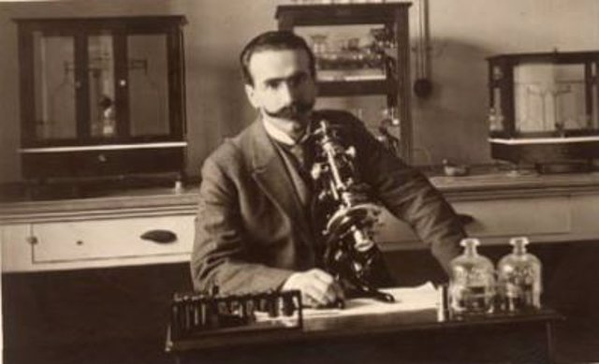 Enrique Herrero Ducloux nació el 6 de enero de 1877 en la localidad española de Castejón, Navarra, pero a edad temprana se trasladó a Argentina junto con su familia, donde permaneció el resto de su vida.