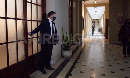Así se retiró Mingarini tras haber sido escuchado por los integrantes del tribunal de enjuiciamiento. Así se retiró Mingarini tras haber sido escuchado por los integrantes del tribunal de enjuiciamiento.