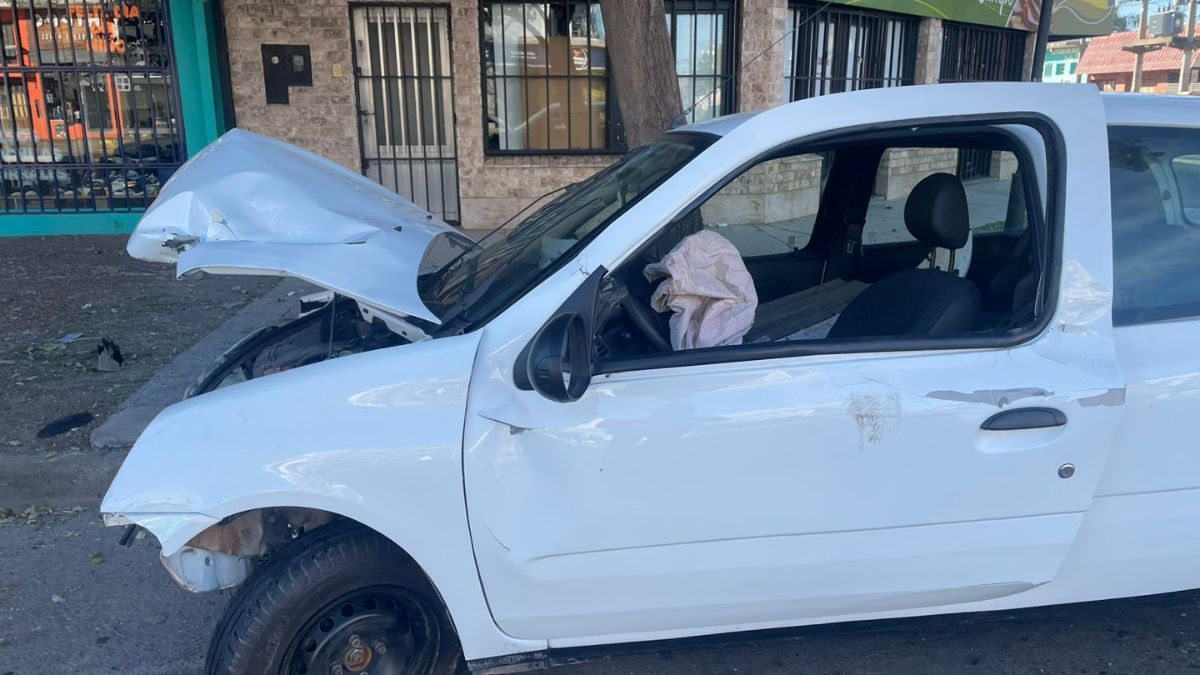 El Renault Clio impactó contra la base de un semáforo en la madrugada de Santa Fe. El Renault Clio impactó contra la base de un semáforo en la madrugada de Santa Fe.