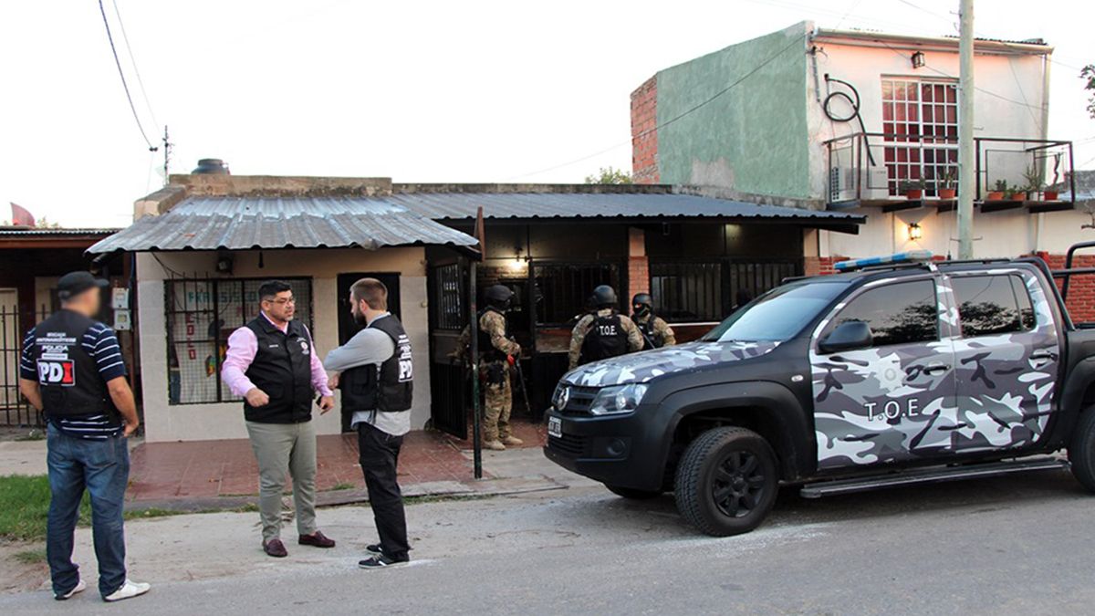 La policía en uno de los allanamientos que tuvieron lugar en barrio Centenario de Santa Fe.