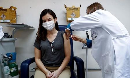 Los ensayos clínicos de esa vacuna están en la fase 3, informó AstraZeneca. Los ensayos clínicos de esa vacuna están en la fase 3, informó AstraZeneca.