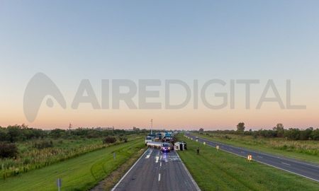 En la autopista, el vuelco del camión cisterna generó largas colas y una demora para circular de tres horas. En la autopista, el vuelco del camión cisterna generó largas colas y una demora para circular de tres horas.
