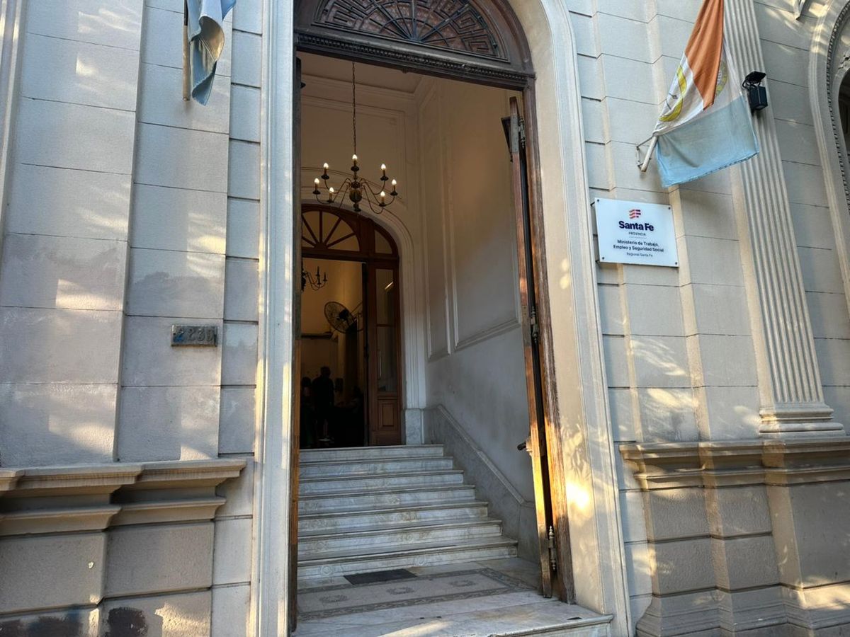 Tres personas intentaron robar en el Ministerio de Trabajo de Santa Fe.