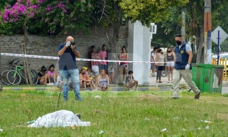 La víctima fue interceptada cuando se dirigía al entierro de su hermano en el cementerio de Villa Gobernador Gálvez. La víctima fue interceptada cuando se dirigía al entierro de su hermano en el cementerio de Villa Gobernador Gálvez.