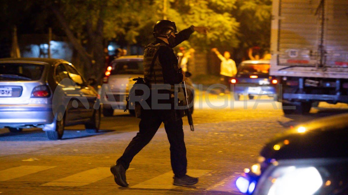 Cientos de hinchas salieron en sus autos en una caravana larguísima. 