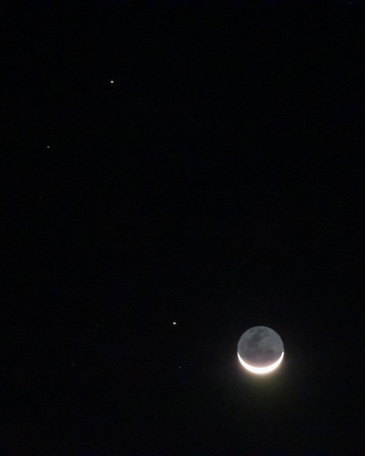 Conjunción entre la Luna, Saturno y Marte por el fotógrafo santafesino Cristian Acosta. Conjunción entre la Luna, Saturno y Marte por el fotógrafo santafesino Cristian Acosta.