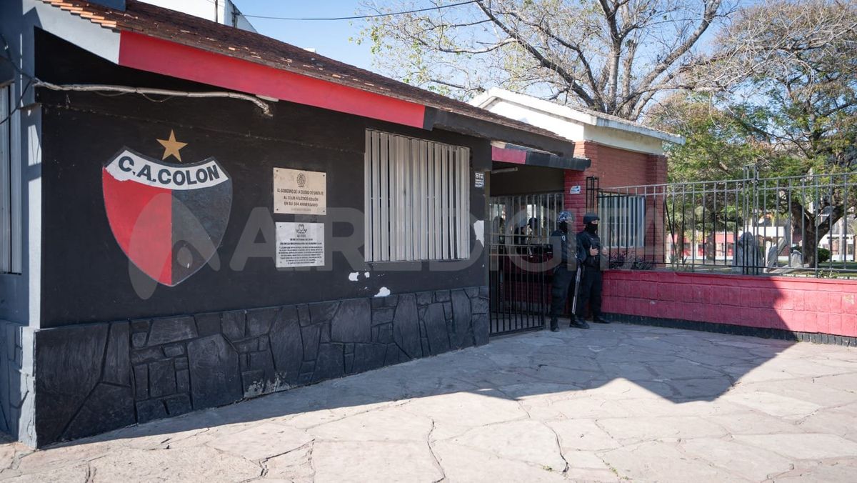 Los allanamientos en la sede del Club Atlético Colón duraron más de seis horas.