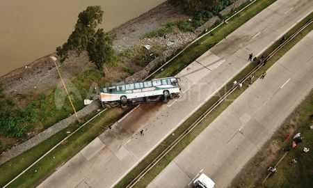 las espectaculares imagenes aereas del colectivo accidentado en circunvalacion las espectaculares imagenes aereas del colectivo accidentado en circunvalacion