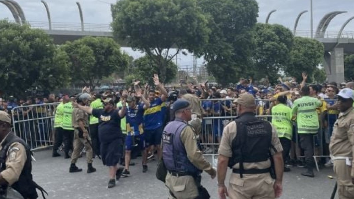 La policía reprimió a hinchas de Boca en el ingreso al Maracaná.