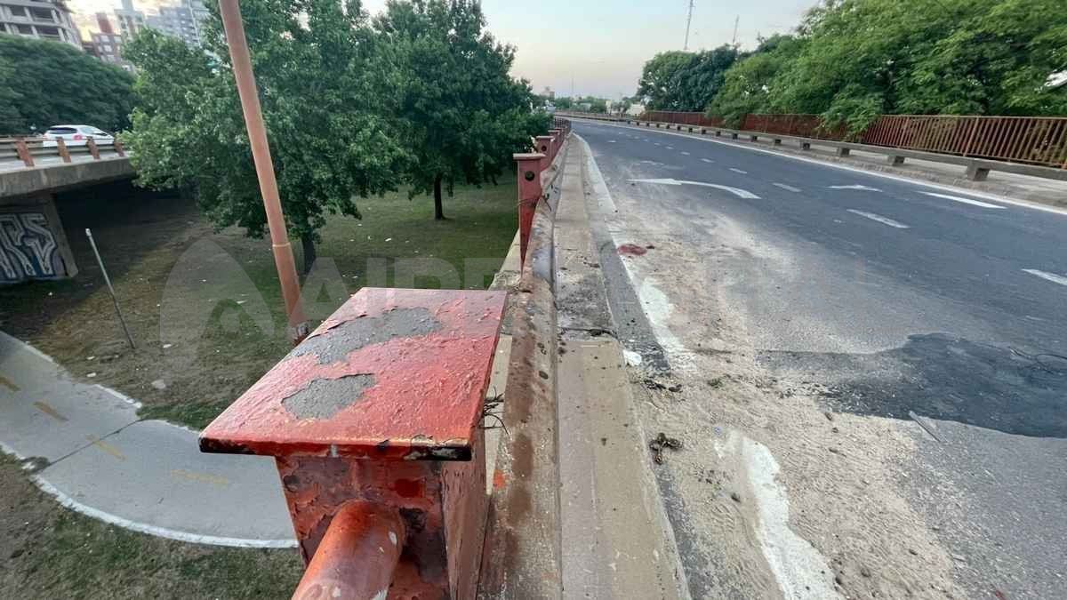 El conductor de la motocicleta habría derrapado e impactado contra el guardarrail. El conductor de la motocicleta habría derrapado e impactado contra el guardarrail.