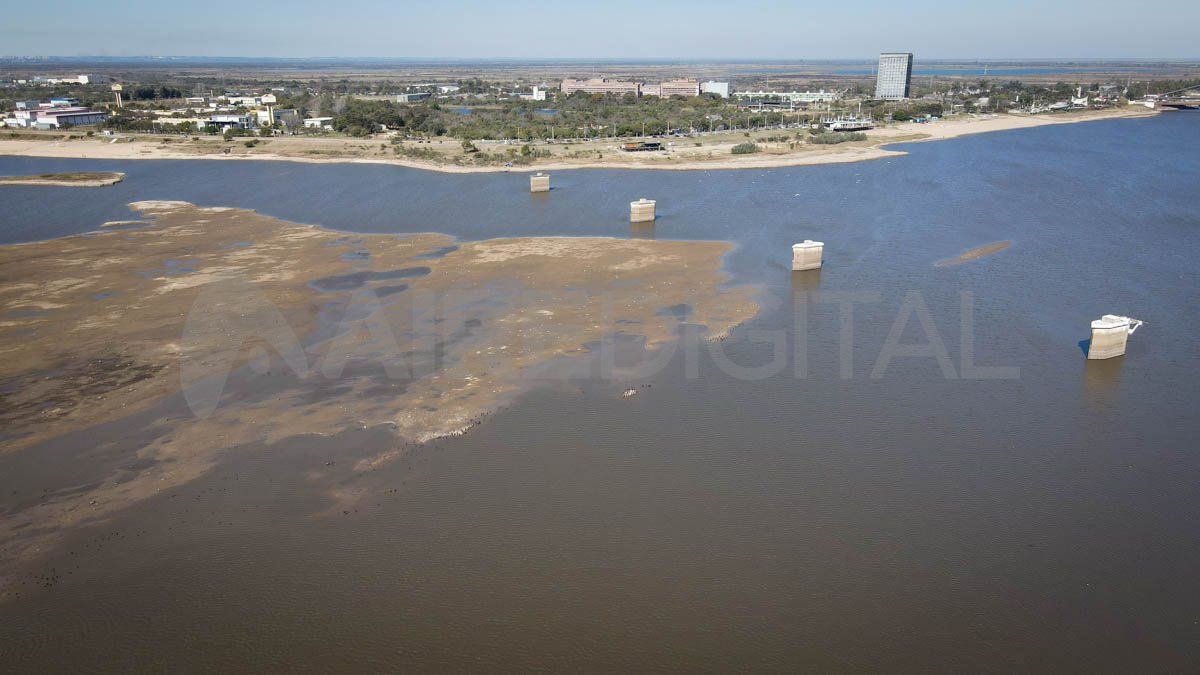 La bajante del río Paraná expuso la problemática del vertido de aguas cloacales a su cauce.