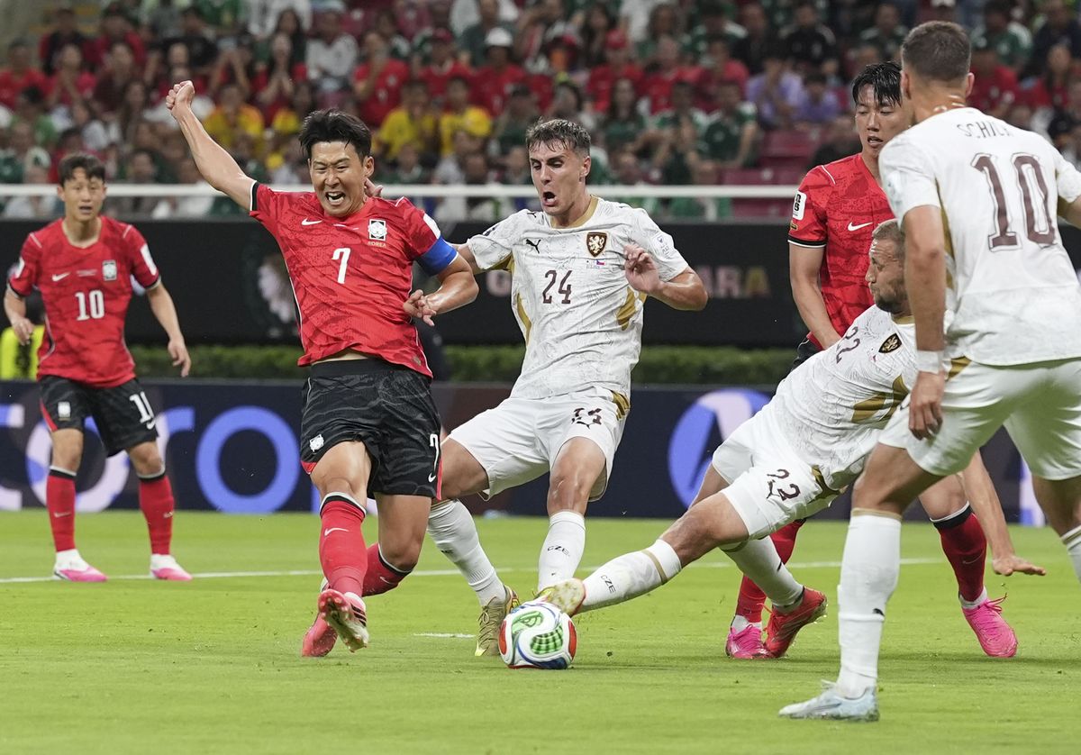 In-Beom Hwang y Oh Hyeon-Gyu, los goleadores del equipo surcoreano.