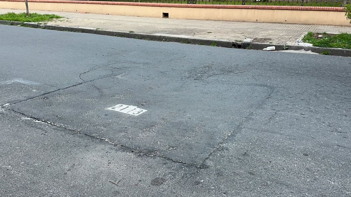 El hundimiento está en medio de la calle y afecta a una dársena de estacionamiento.
