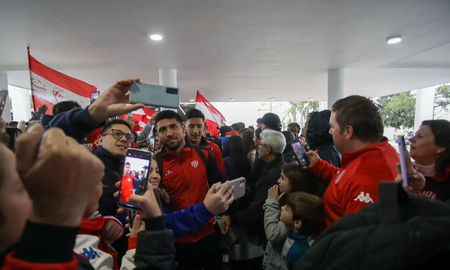 Hinchas de Unión despidieron al plantel en el aeropuerto. Foto: Prensa club Unión. Hinchas de Unión despidieron al plantel en el aeropuerto. Foto: Prensa club Unión.