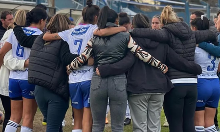 El plantel de fútbol femenino de Argentino de Rosario decidió renunciar y denunciar por negligencia y discriminación. El plantel de fútbol femenino de Argentino de Rosario decidió renunciar y denunciar por negligencia y discriminación.
