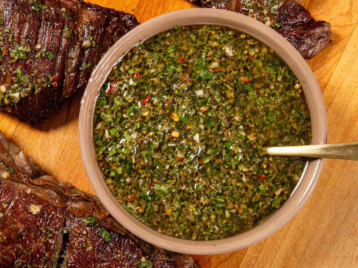 El chimichurri es una de las mejores salsas para acompañar una gran variedad de platos. El chimichurri es una de las mejores salsas para acompañar una gran variedad de platos.