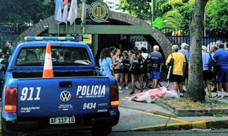 Evacuaron un club en Rosario por el hallazgo de un supuesto artefacto explosivo. Evacuaron un club en Rosario por el hallazgo de un supuesto artefacto explosivo.