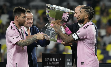 El gesto de Lionel Messi con el ex capitán en el título de Inter Miami. El gesto de Lionel Messi con el ex capitán en el título de Inter Miami.