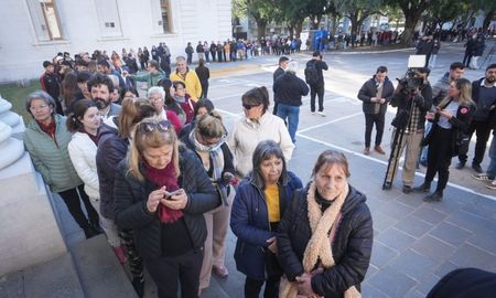 El último adiós a la Locomotora Oliveras fue en el hall la Legislatura de la Provincia de Santa Fe. El último adiós a la Locomotora Oliveras fue en el hall la Legislatura de la Provincia de Santa Fe.