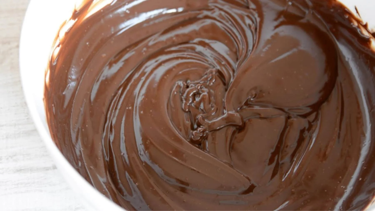 La crema pastelera de chocolate con cacao es un relleno delicioso para todos tus postres. La crema pastelera de chocolate con cacao es un relleno delicioso para todos tus postres.