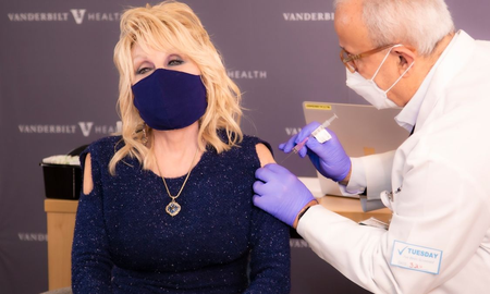 Dolly Parton recibió la vacuna contra el coronavirus que financió ella misma Dolly Parton recibió la vacuna contra el coronavirus que financió ella misma