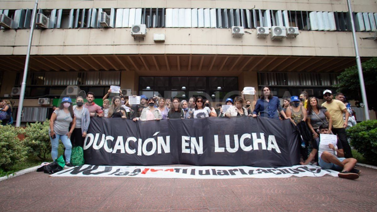 En su segunda jornada de paro, los docentes marcharon al Ministerio de Educación en la ciudad de Santa Fe. 