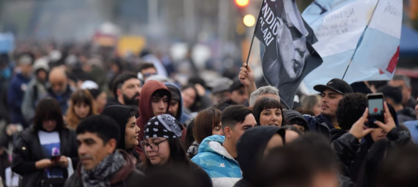 El último adiós al Indio, en fotos: masiva peregrinación hacia Avellaneda La despedida pública al Indio Solari se realiza en el predio José María Gatica de Villa Domínico.