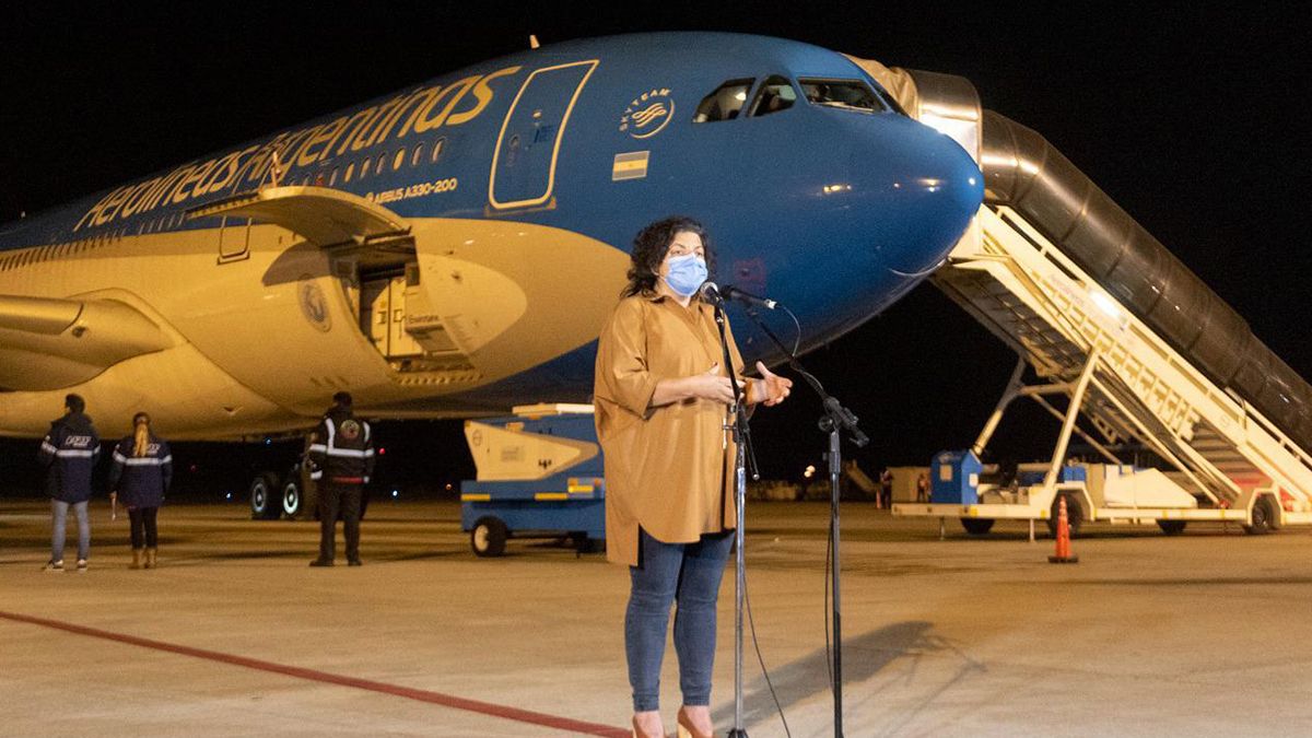 La ministra de Salud regresará al país el martes junto a un cargamento de vacunas rusas.&nbsp;