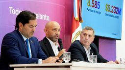 altText(La decisión de Pullaro de bajar Ingresos Brutos permitió crear 8.585 nuevos empleos en 3 meses en la provincia)}