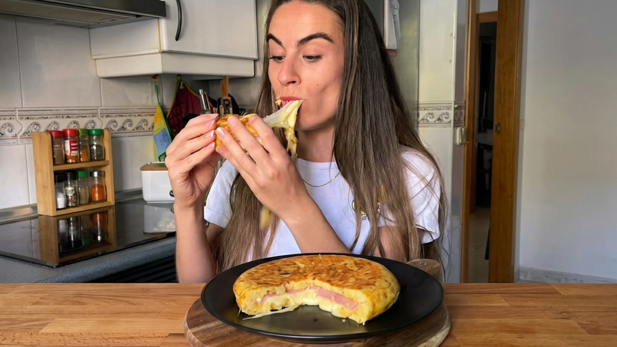 Tortilla de papa rellena de jamón y queso.
