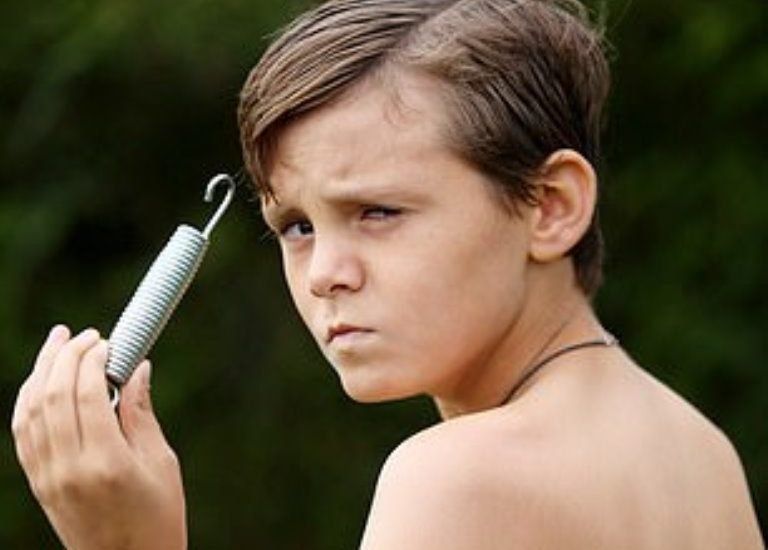 Niño terminó con un resorte de trampolín clavado en su espalda