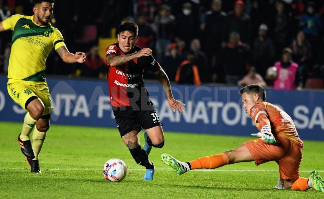 Facundo Farías volvió a la titularidad por Luis Miguel Rodríguez y no terminó por redondear una buena actuación. Fue partícipe en la jugada del empate pero desperdició un mano a mano en el segundo tiempo.