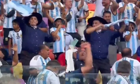 Filmaron al Chaqueño Palavecino revoleando sacado una camiseta en el estadio de Santiago del Estero y en las redes lo acusan de borracho Filmaron al Chaqueño Palavecino revoleando sacado una camiseta en el estadio de Santiago del Estero y en las redes lo acusan de borracho
