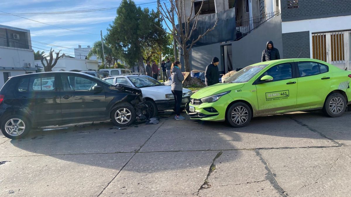 Chocaron dos autos en barrio General Alvear y otro vehículo mal estacionado complicó todo
