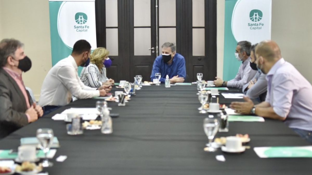 El intendente y parte de su gabinete participaron de una reunión con funcionarios provinciales en la que se conversó sobre los protocolos a implementar en las distintas actividades al aire libre.