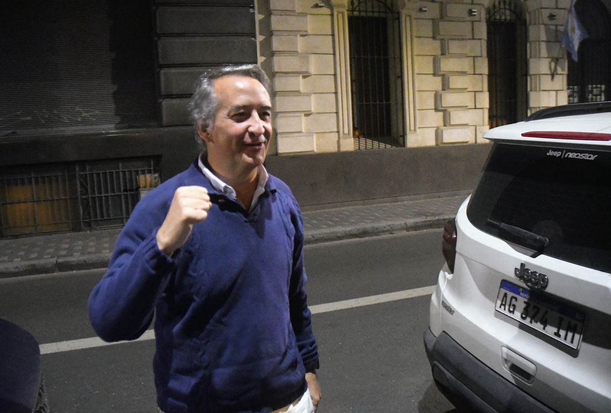 El convencional reformador por dicho espacio, Nicolás Mayoráz, explicó que “como la legitimidad es muy baja (Pullaro obtuvo el 17% de los votos) queremos que la Constitución reformada sea plebiscitada en la siguiente elección”. El convencional reformador por dicho espacio, Nicolás Mayoráz, explicó que “como la legitimidad es muy baja (Pullaro obtuvo el 17% de los votos) queremos que la Constitución reformada sea plebiscitada en la siguiente elección”.