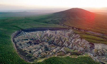 La “Puerta del Infierno” se le llama al cráter de Batagaika, situado en Siberia (Rusia). La “Puerta del Infierno” se le llama al cráter de Batagaika, situado en Siberia (Rusia).