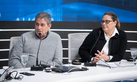 Carlos Ghisolfo y Rosana Soto visitaron los estudios de AIRE y hablaron sobre el mutualismo en la reforma constitucional de Santa Fe. Carlos Ghisolfo y Rosana Soto visitaron los estudios de AIRE y hablaron sobre el mutualismo en la reforma constitucional de Santa Fe.