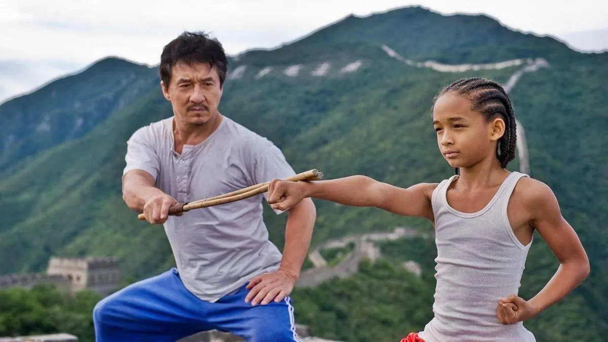Daniel LaRusso llega a Los Ángeles dispuesto a hacer amigos, pero rápidamente se convierte en el blanco de los ataques de un grupo de estudiantes de karate. Por eso, le pide ayuda a Miyagi, un maestro de artes marciales que cambiará su vida.