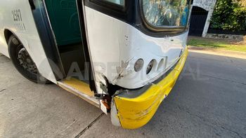 Choque en cadena en Avenida General Paz: dos autos, un colectivo y pasajeros afectados