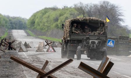 Un camión militar ucraniano en la región de Donetsk, el este de Ucrania. Un camión militar ucraniano en la región de Donetsk, el este de Ucrania.