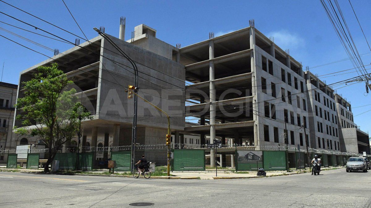 La construcción del nuevo edificio de Tribunales de Santa Fe aparece en un relevamiento nacional sobre obras públicas. Entre las empresas beneficiadas