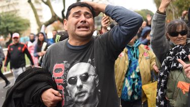 El último adiós al Indio, en fotos: masiva peregrinación hacia Avellaneda Dolor y tristeza, el sentimiento predominante en la masiva despedida al Indio Solari.