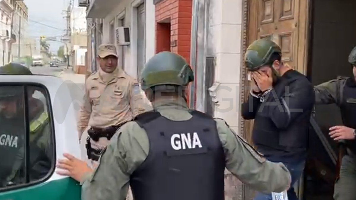 El imputado se cubrió el rostro tras salir de la indagatoria en el Juzgado. El imputado se cubrió el rostro tras salir de la indagatoria en el Juzgado.
